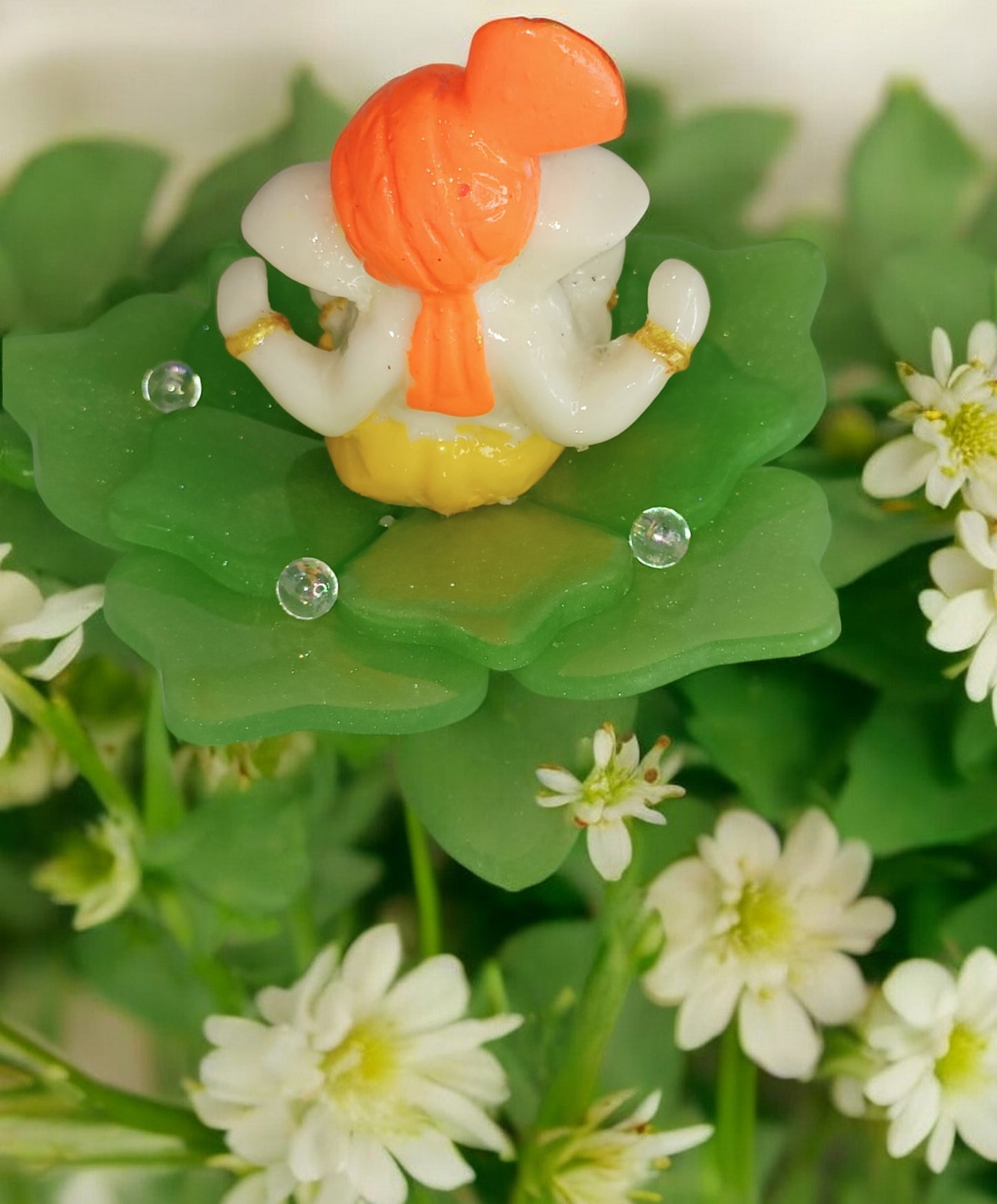 Haute Crafts Ganesh Idol Murti with Resin 3d Flower Statue for Car Dashboard Gift Lord Ganesha Ganpati Idols Showpiece Figurine for Home Pooja Room Diwali Decoration.